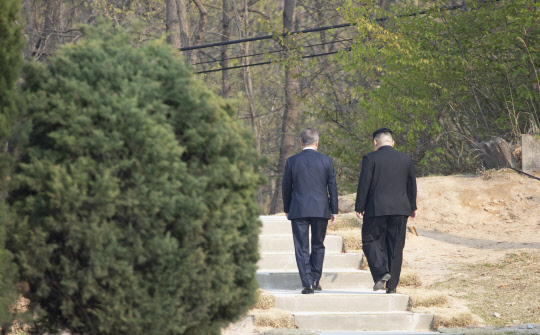 문재인 대통령과 김정은 북한 국무위위원장이 27일 경기도 파주 판문점 군사분계선 인근에서 공동식수 후 산책을 하고 있다. 한국공동사진기자단.